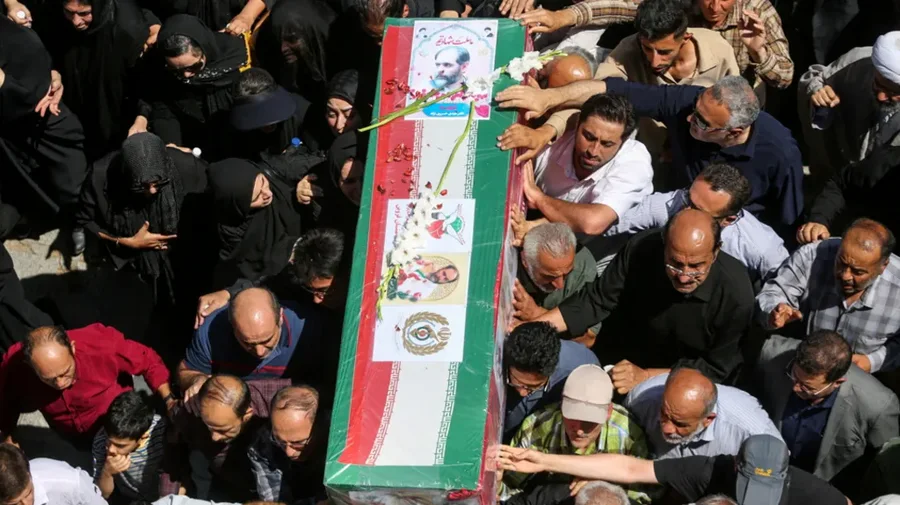 Irani mban funerale publike për viktimat e sulmeve izraelite,