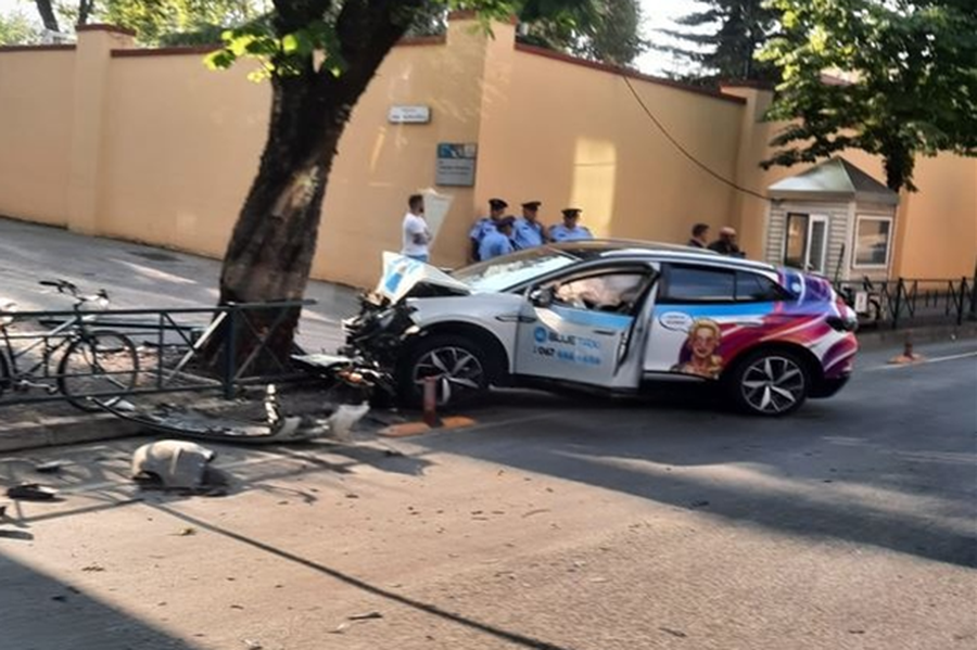Shoferi i 'Blue Taxi' jashtë kontrollit, taksia përplaset me