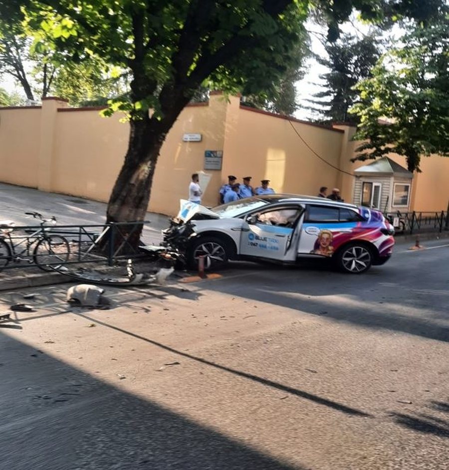 Shoferi i 'Blue Taxi' jashtë kontrollit, taksia përplaset me
