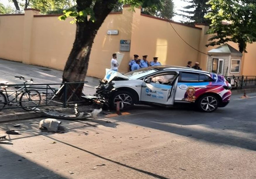Mjeti i “Blue Taxi” përplaset me kangjellat te Ambasada