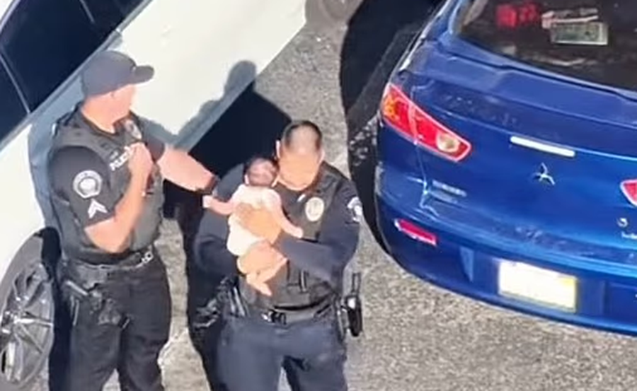 Policia shpëton një foshnje të harruar nga prindërit në