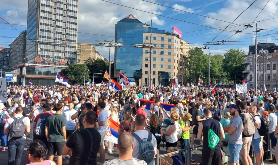 Beogradi dyndet në protesta, studentët kërkojnë zgjedhje