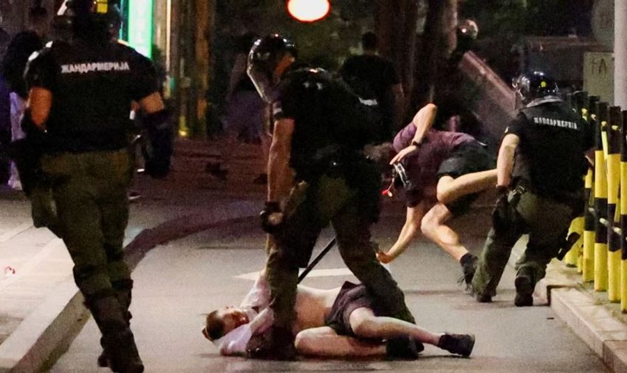140 mijë njerëz mbushën sheshin/ 77 në pranga për