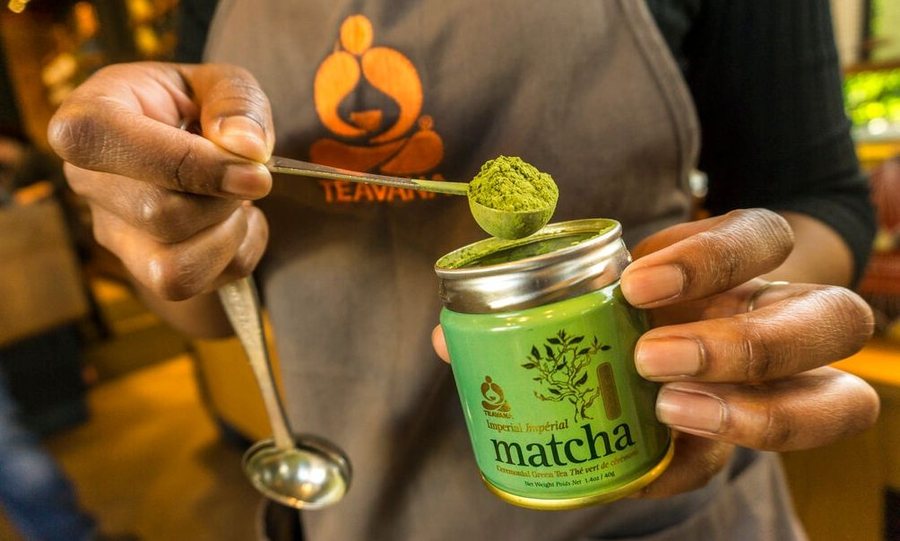 Çaji matcha: "Mania" globale për pijen e mrekullueshme po