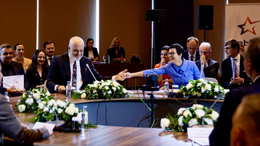 Marta Kos veçon Shqipërinë: Mund t’i hapë të