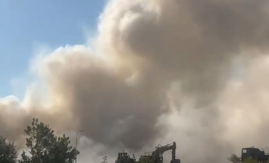 Tymi mbulon Elbasanin! Zjarri pranë inceneratorit ende aktiv, vijon