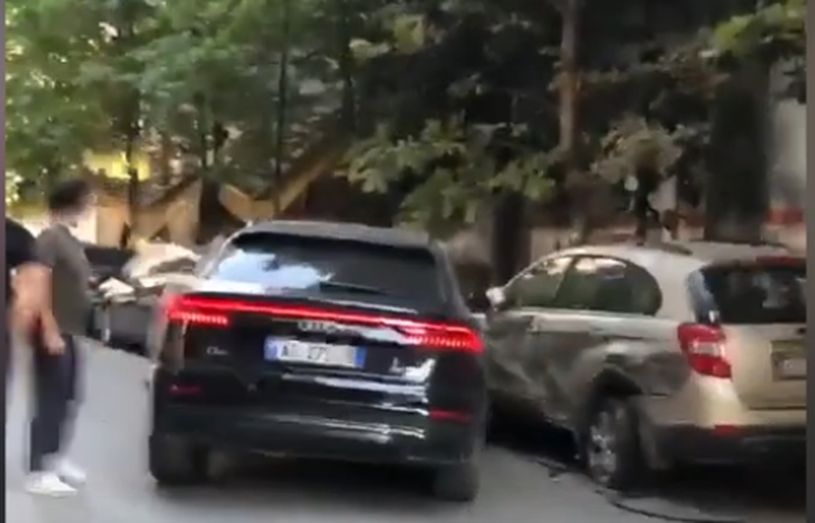 Shqiponja i vihet pas 'Audi Q8', përplasen 3 makina! Miku i
