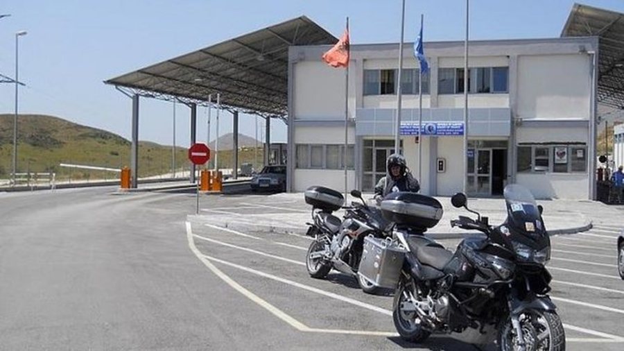 Arrestohet doganieri/ Bllokohet kalimi i automjeteve në Qafë