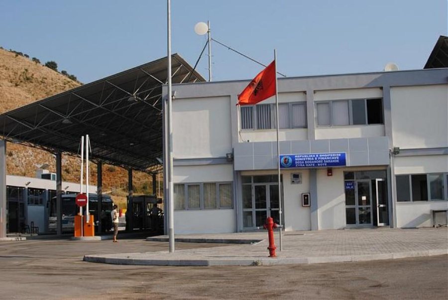 Pas arrestimit të doganierëve, shqiptarët nuk kalojnë dot