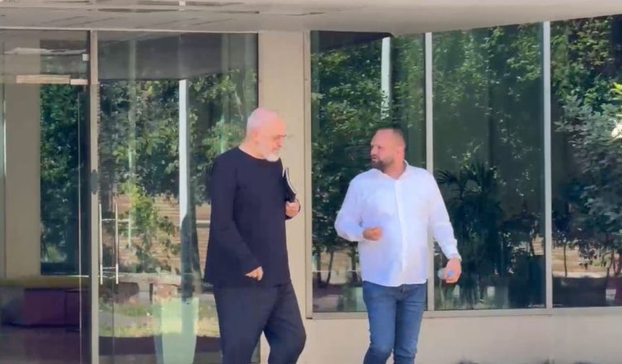 Dorëhiqen drejtorët në Vlorë! Zgjedhje në Bashkinë