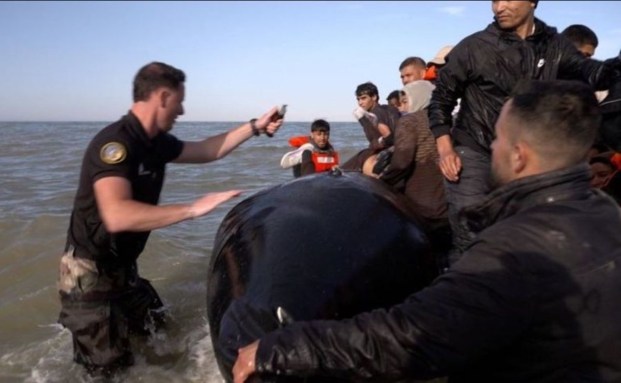 VD- Polici qëllon me thikë dhe shpon varkën e emigrantëve