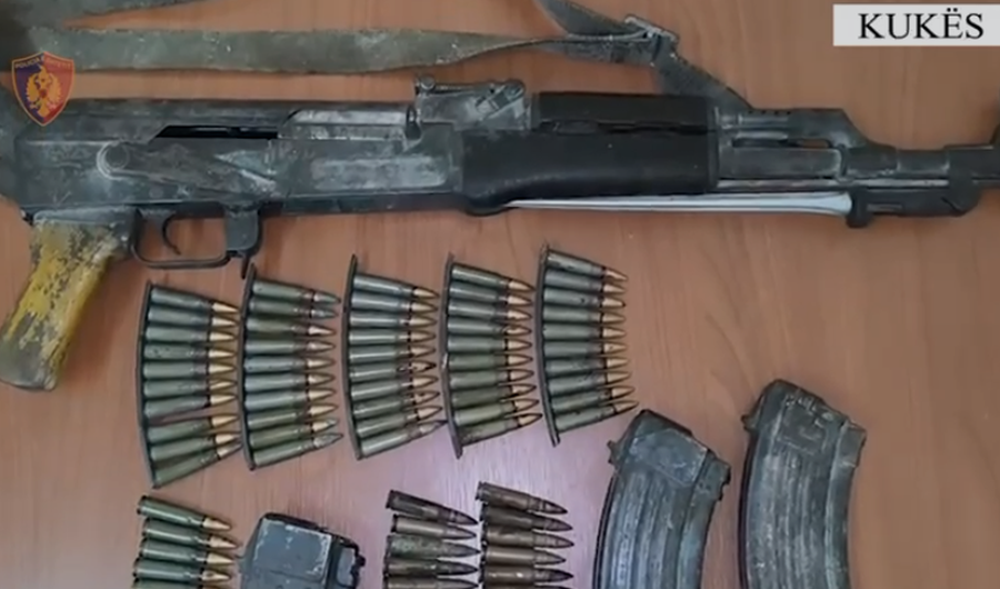 Me kallashnikov e municion luftarak në banesë, arrestohet