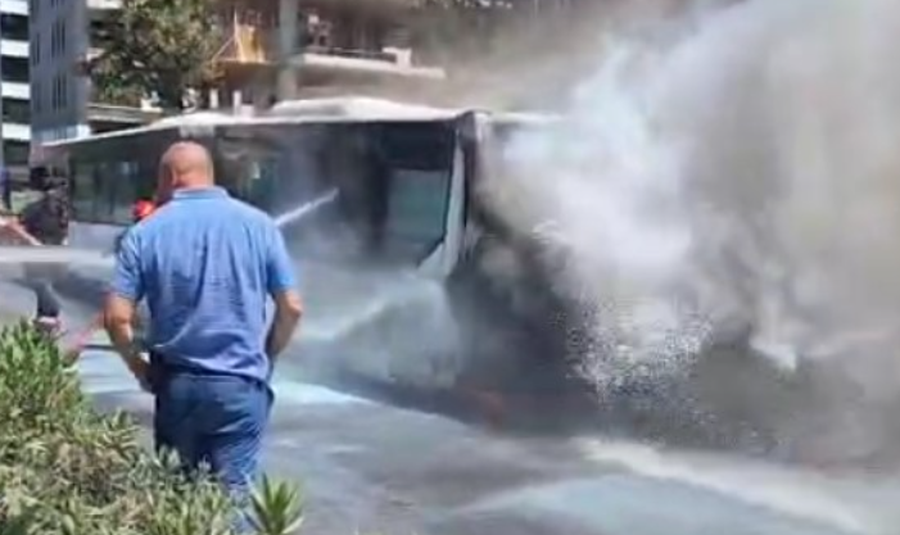 PANIK për pasagjerët! Shkrumbohet nga flakët autobusi i