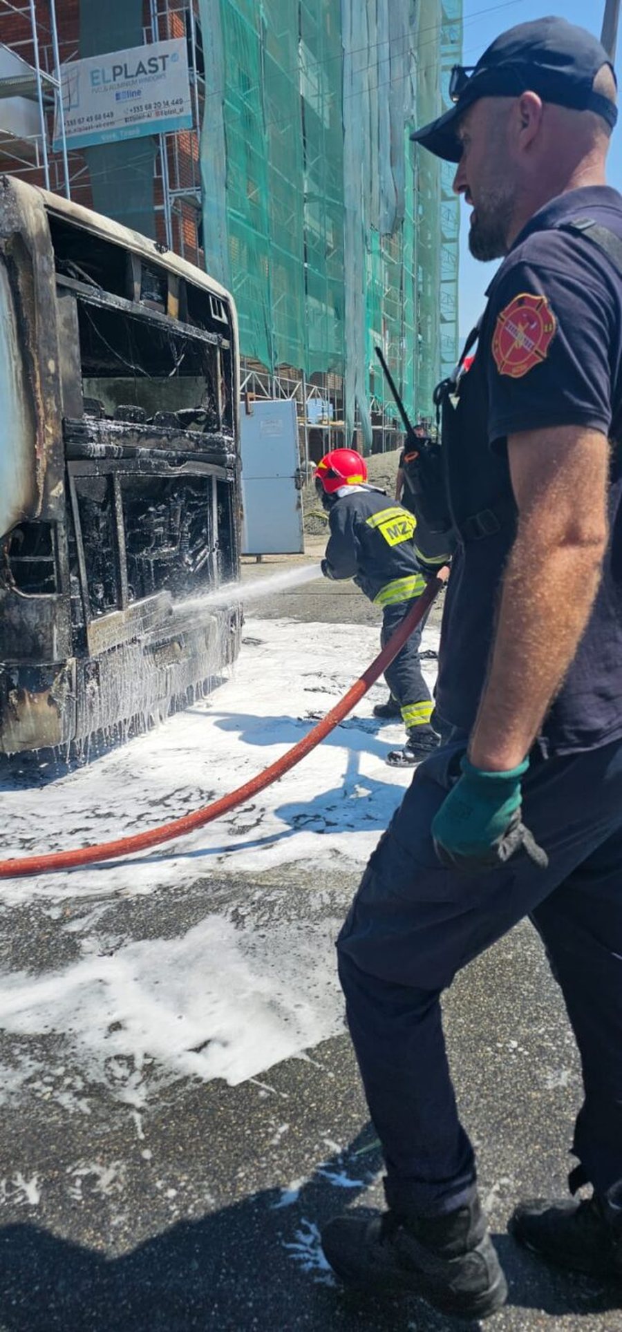 PANIK për pasagjerët! Shkrumbohet nga flakët autobusi i