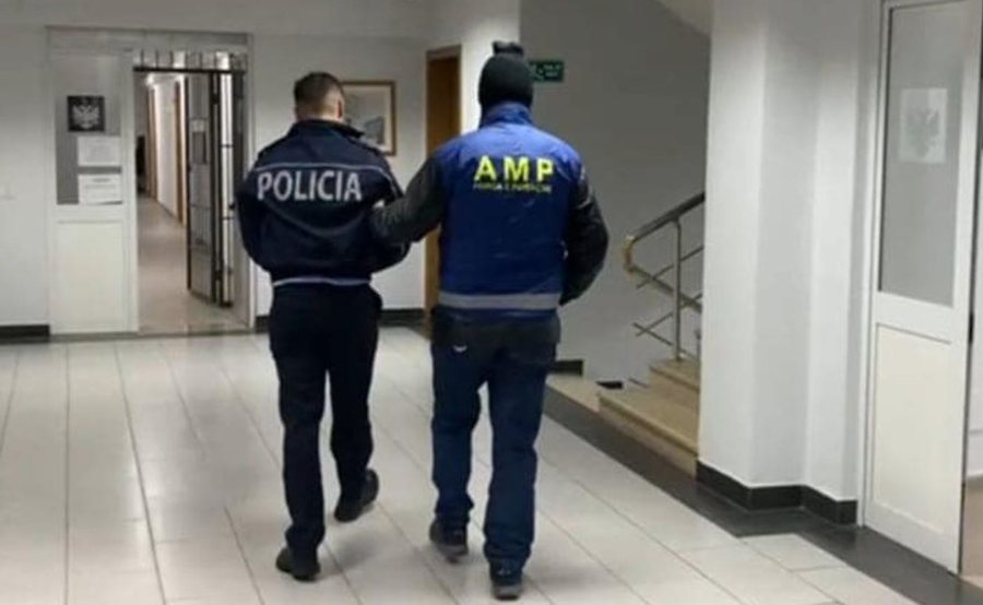 Gjykata e Elbasanit lë në burg nënkomisarin e arrestuar për