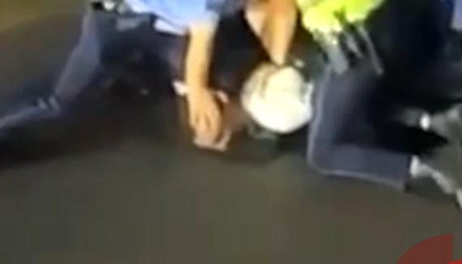 VIDEO- U mbyt me gjunjë në qafë...si George Floyd! Pamjet e