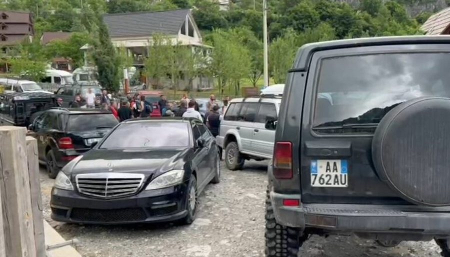 2 orë protestë në Theth! Pronarët kundër prishjes