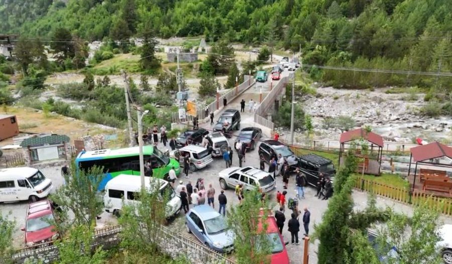 2 orë protestë në Theth! Pronarët kundër prishjes