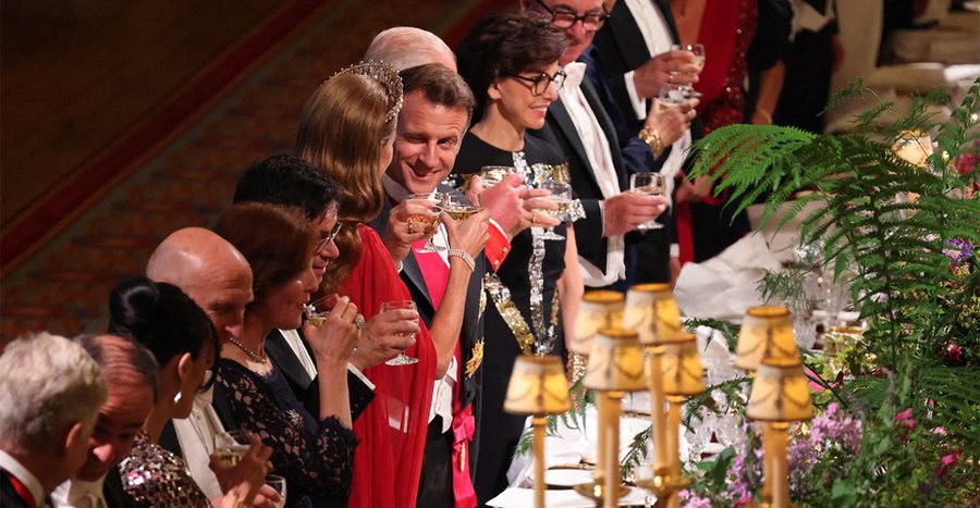 VD- Servise dhe shandanë floriri! Ekstavaganca e pritjes së Macron nga