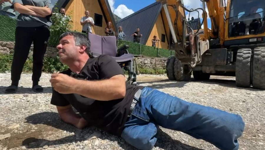 “Më mirë të vdes”, banori i Thethit shtrihet para