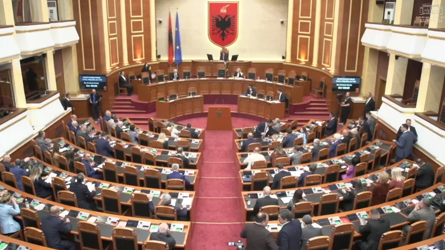 Kuvendi sot n&euml; seanc&euml;, Rama dhe ministrat p&euml;rball&euml;