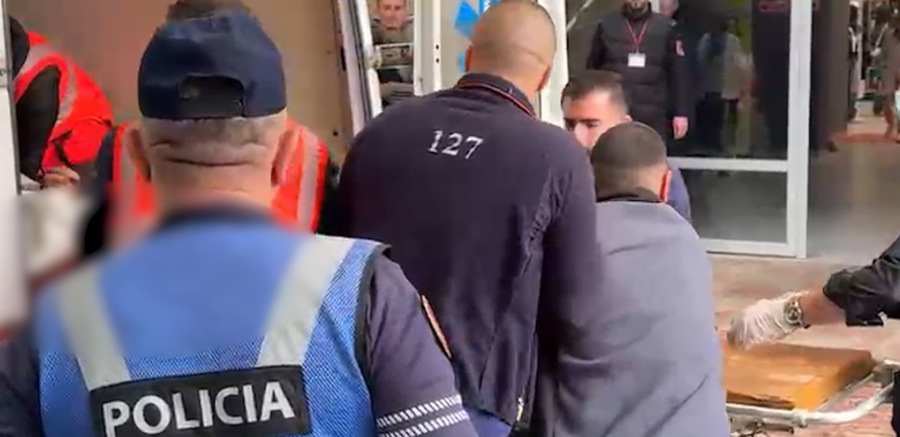 Vrau efektivin e "Shqiponjave" dhe plagosi policin tjet&euml;r,