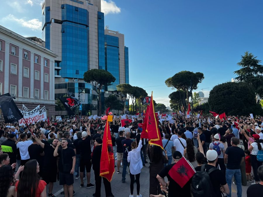 Protesta e 5-t&euml; p&euml;r Zv&euml;rnecin! Vargu i qytetar&euml;ve s'ka