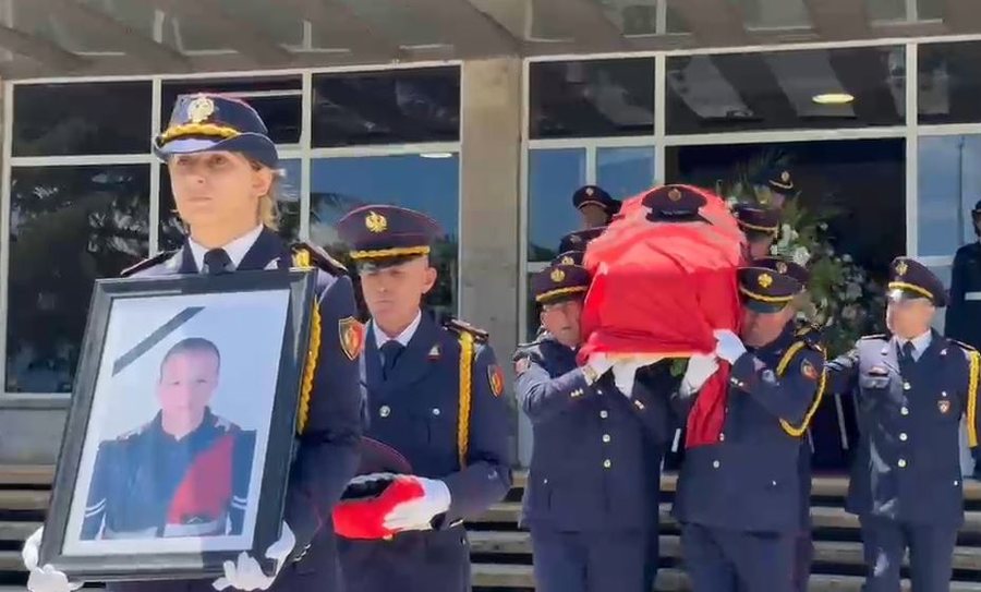 U vra n&euml; krye t&euml; detyr&euml;s! P&euml;rfundojn&euml; homazhet,