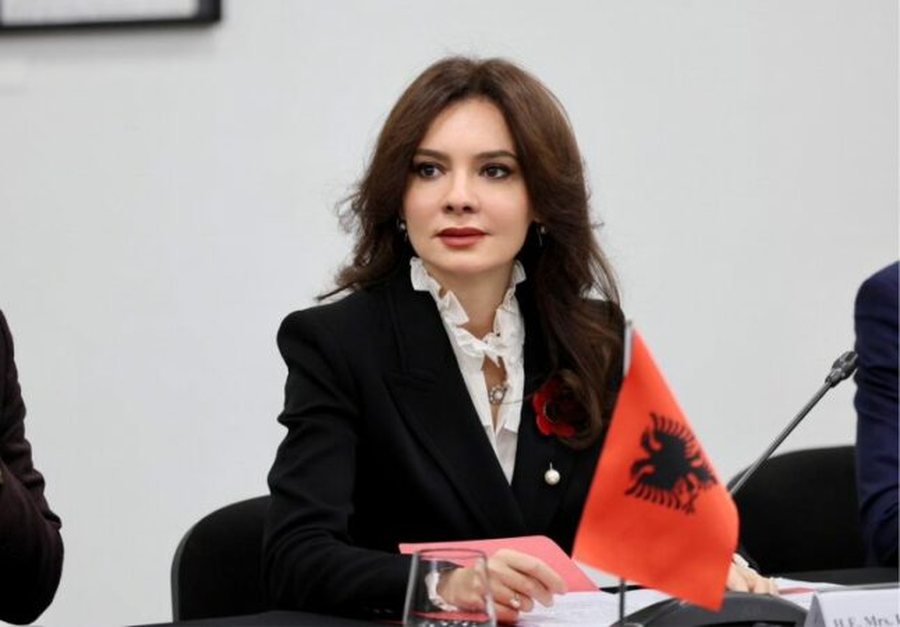 'Zv&euml;rneci'/ Spiropali: Makbethat vras&euml;s dhe Hamletat dyshues