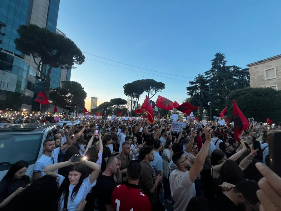 'Revolucioni flamingo'! Dita 6 e protest&euml;s-Tirana mbushet plot,