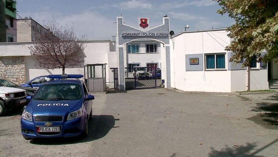 "Vdekje natyrale"/ Vrau n&euml;n&euml;n e saj me thik&euml;, pranga