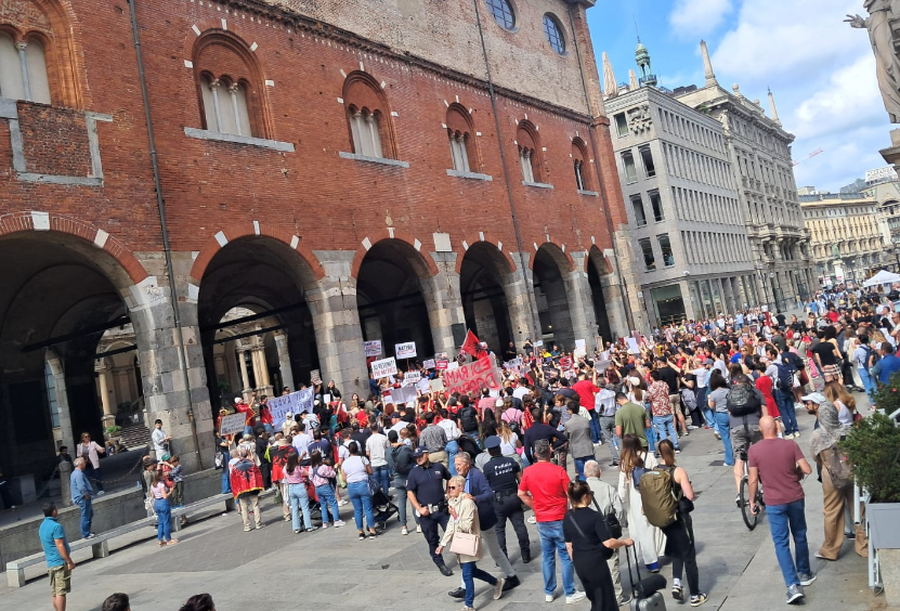 Diaspora shqiptare n&euml; Milano n&euml; protest&euml; kund&euml;r projektit
