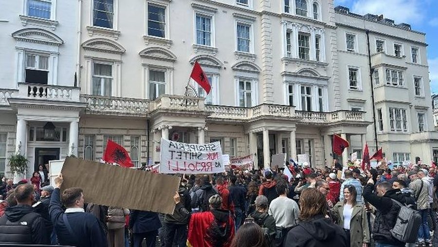 REVOLUCION! Shqiptar&euml;t n&euml; Lond&euml;r protest&euml; para