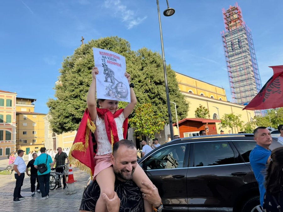 FOTOLAJM/ Shkodra proteston: “Dili zot tokës tënde”