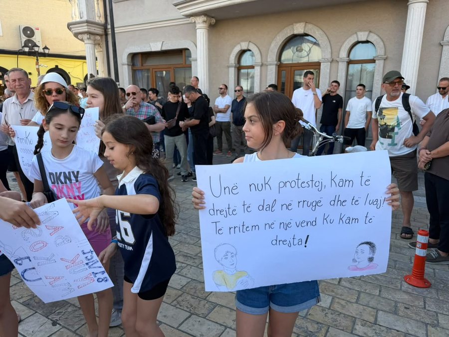 FOTOLAJM/ Shkodra proteston: “Dili zot tokës tënde”
