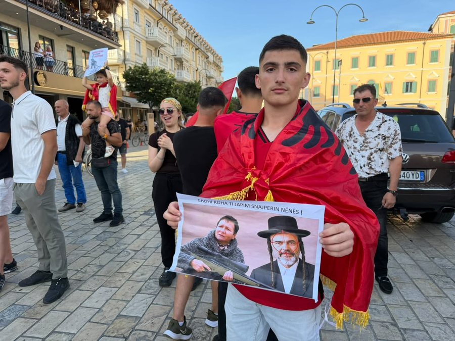 FOTOLAJM/ Shkodra proteston: “Dili zot tokës tënde”