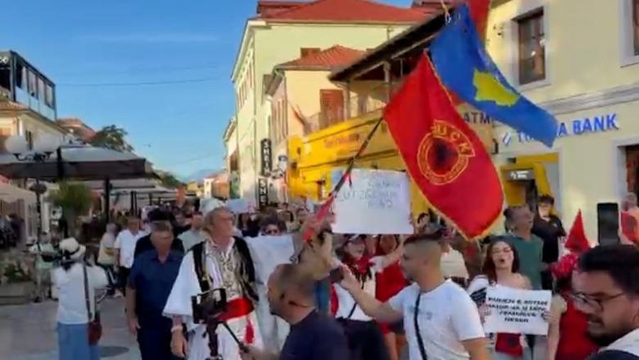 FOTOLAJM/ Shkodra proteston: “Dili zot tokës tënde”