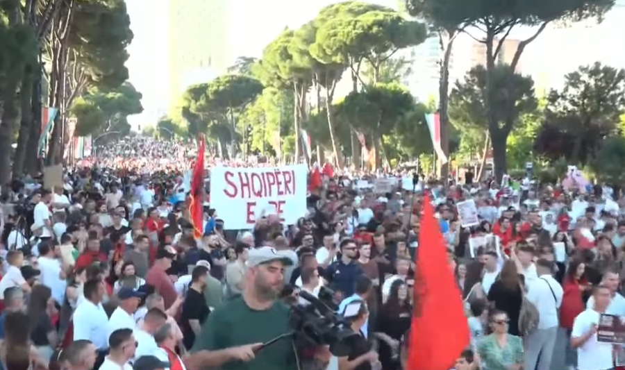 DITA e 8-t&euml;! Qytetar&euml;t s&euml;rish n&euml; protest&euml;: