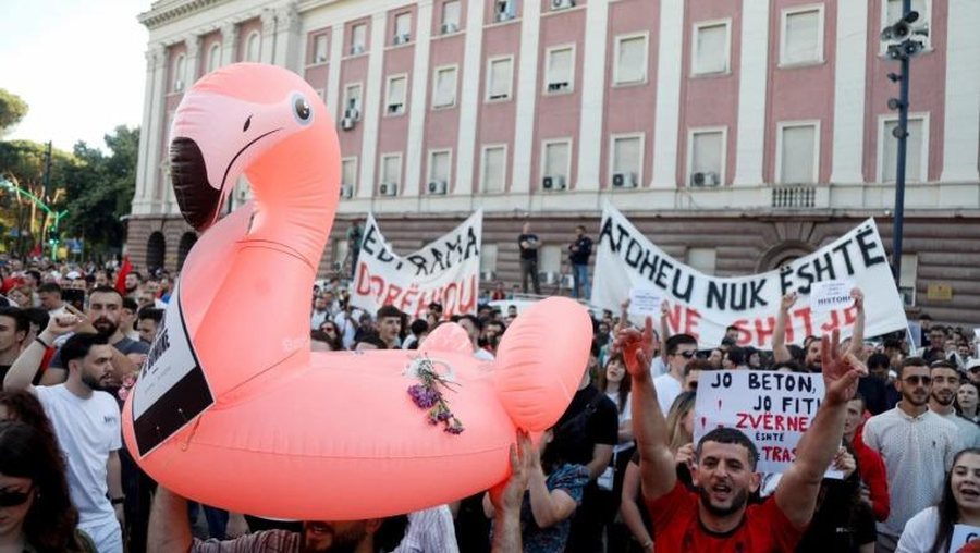 Protesta p&euml;r Zv&euml;rnecin! Delegacioni i BE n&euml; Tiran&euml;: Mbro