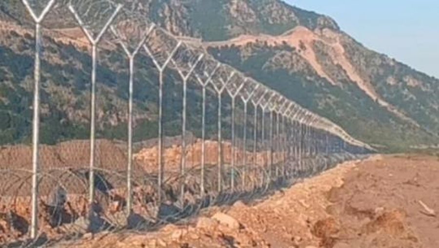 Rrjolli rrethohet me tela me gjemba, banor&euml;t th&euml;rrasin protest&euml;