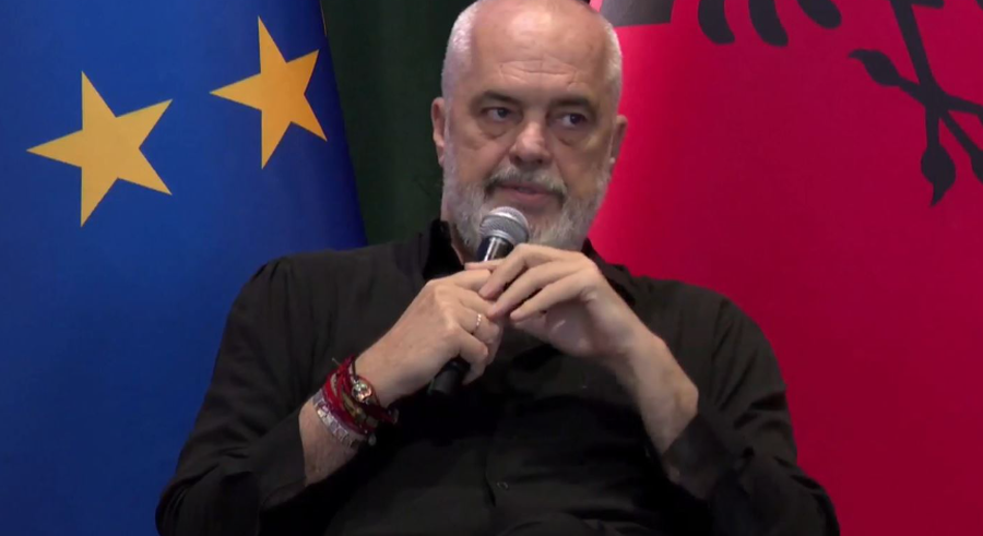 Tension n&euml; konferenc&euml;? Rama i nd&euml;rpret fjal&euml;n gazetares