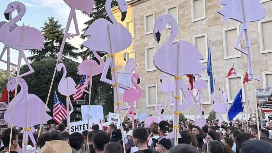 Tirana në heshtje: Si po ndryshon protesta ekonominë e mbrëmjes,