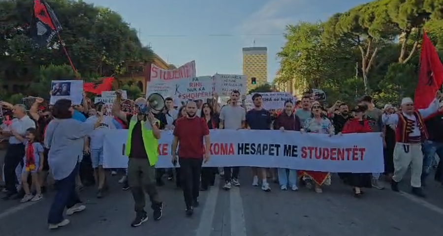 11 dit&euml; protest&euml;! Me qeleshe e pankarta, mij&euml;ra qytetar&euml;