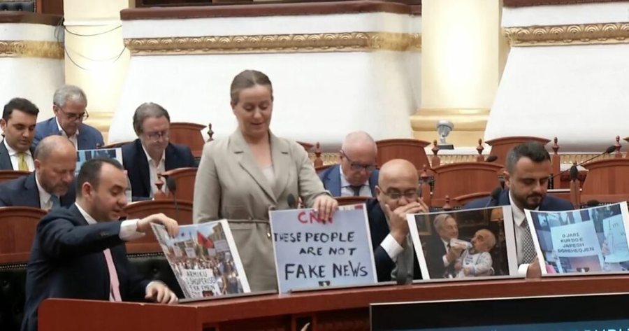 Kuvendi nis me protest&euml;! Opozita paraqitet me pankarta: CNN these people