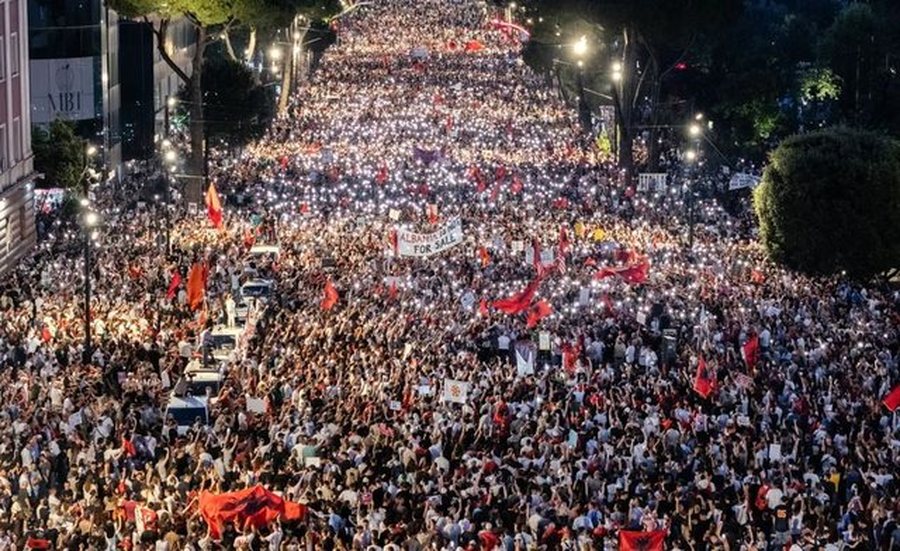 "The Guardian" v&euml; n&euml; fokus Tiran&euml;n: Protesta