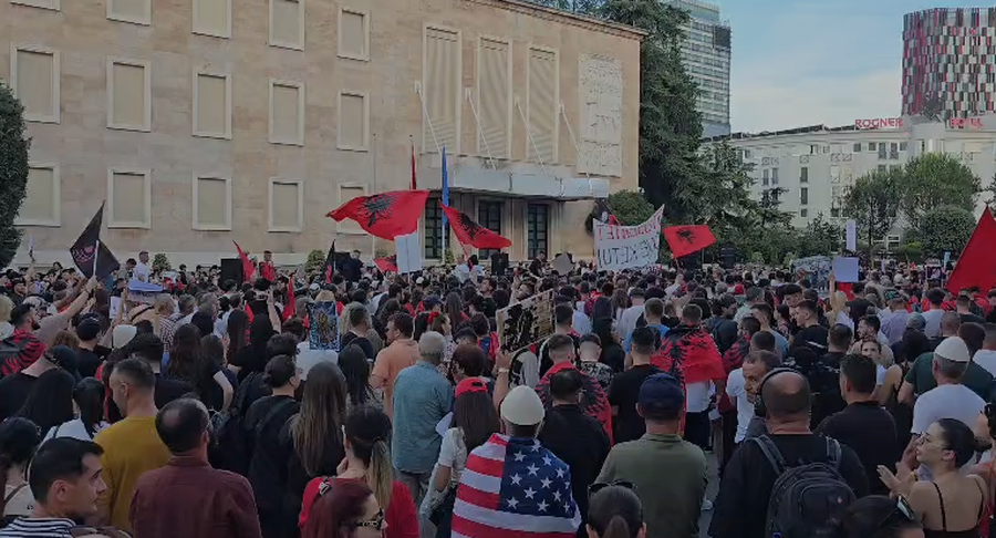 'Zv&euml;rneci'/ Qytetar&euml;t 'zbresin' p&euml;r her&euml;