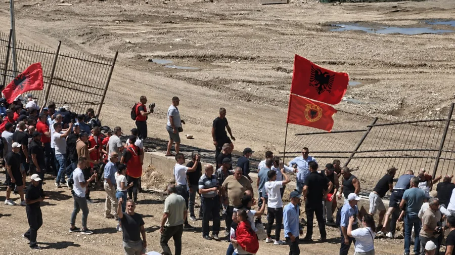 Protest&euml; n&euml; Rrjoll! Momente tensioni: Banor&euml;t