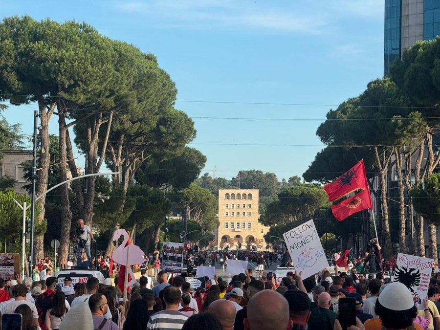 Dita e 15 e revolt&euml;s, qytetar&euml;t marshojn&euml; drejt