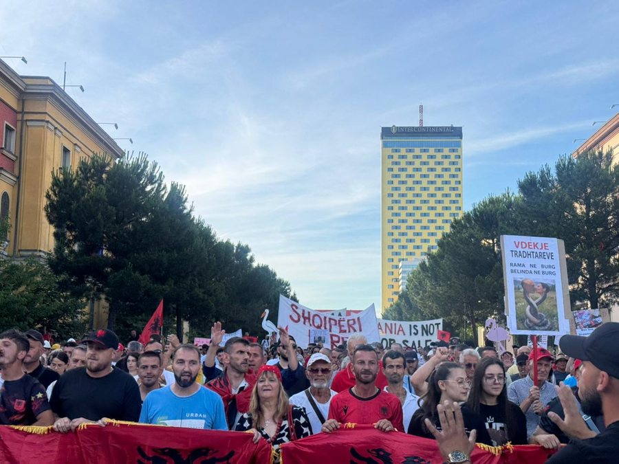 Dita e 15 e revolt&euml;s, qytetar&euml;t marshojn&euml; drejt