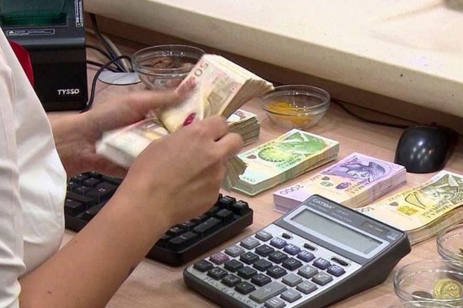 Paga mesatare rritet, por gjysma e t&euml; pun&euml;suarve n&euml; vend marrin
